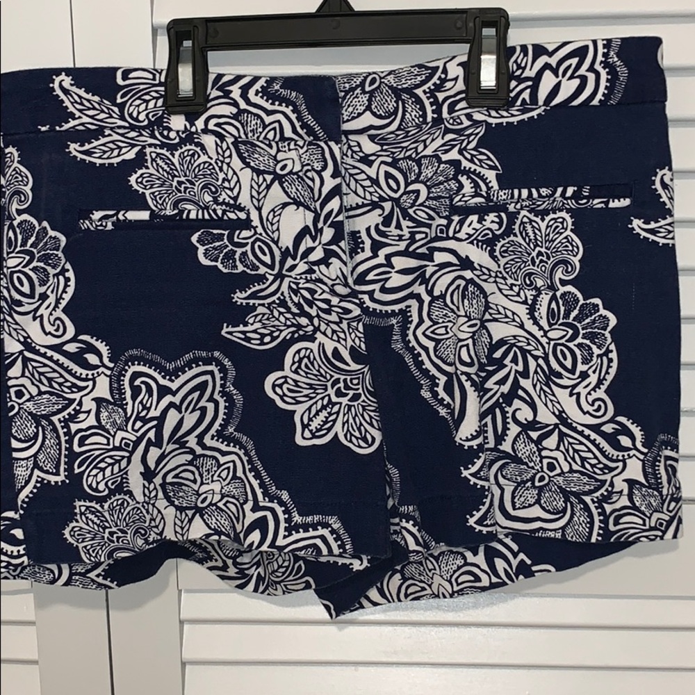 Print blue and white shorts